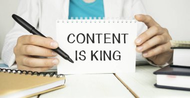 İçerik, King 'in beyaz yüzük klasörü üzerinde çalışmasıdır. Elinde tahta bir kalem, Dijital İş Konsepti vardır.