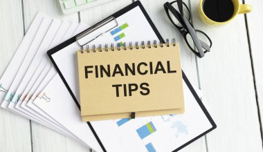 İş raporları, boş kağıt kağıtları, FINANCIAL ipuçları metni.