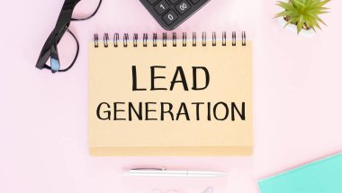 Ofis masasının üzerinde kurşun generasyon metin ile not gözlük, not defteri ve kağıt raptiyeler