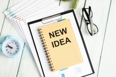Not defterleri ve metin NEW IDEA ile ofis masasında düz konum