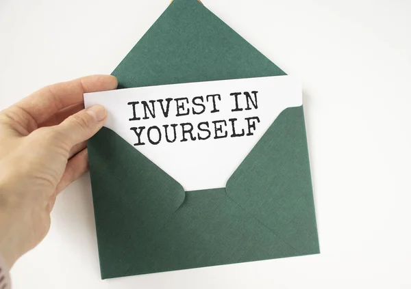 Männliche Hände Halten Bastelumschlag Mit Text Invest Yourself Auf Blauem — Stockfoto