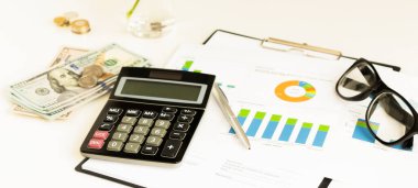 Fotokopi alanı ile iş kavramı. Masa masasının üzerinde gözlük odağı ve analiz çizelgesi bilgisayarında bir fincan kahve var. Klasik ton Retro filtresi efekti seçmeli odak.