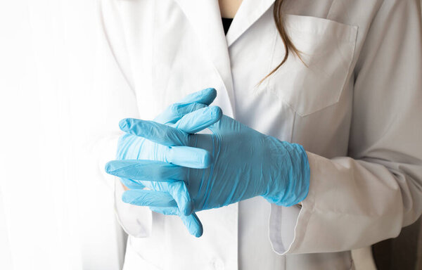женщина врач носит медицинские перчатки, медицина концепции