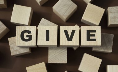 Tahta bloklar hakkında bilgi ver bej arkaplan üst görünümü, dağınık küpler