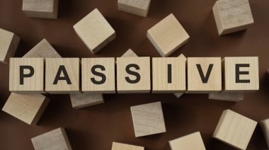 Kahverengi arka planda Tahta Küp ile Yazılmış Geçerli Kelime