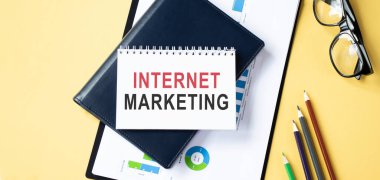 İnternet Pazarlaması Hakkında Araçlar ve Notlar içeren Not Defteri