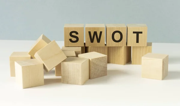 Het Woord Swot Houten Kleine Blokjes Met Letters Geïsoleerd Witte — Stockfoto