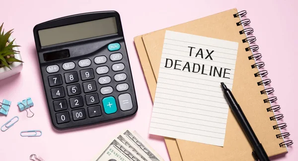 Arkusz Papieru Tekstem Tax Deadline Kalkulator Ołówki Drewnianym Stole — Zdjęcie stockowe