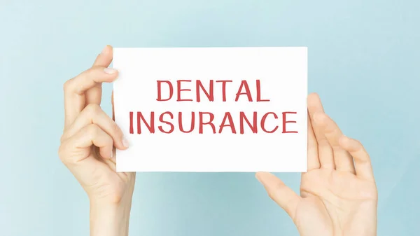 Dental Insurance Μήνυμα Στην Κάρτα Που Φαίνεται Από Ένα Χέρι — Φωτογραφία Αρχείου