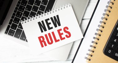 Not defterleriyle düz konum ve ofis masasında yeni kurallar