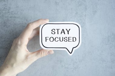 KALDI Bir erkek eli tarafından tutulan karttaki mesajı takip etti