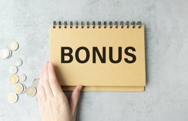 Gri masadaki not defterine bonus kelimeyi elle düzenle.