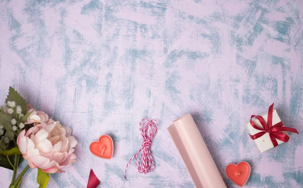 バレンタインデーの背景 ギフト キャンドル コンフェッティ パステルブルーの背景に封筒 バレンタインデーのコンセプト フラットレイアウト トップビュー コピースペース — ストック写真