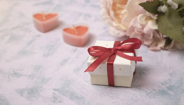 Moederdag Valentijnsdag Kerstconcept Met Een Rood Cadeau Een Achtergrond Met — Stockfoto