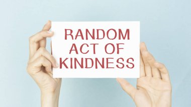 KINDNESS 'in KANDOM eylemi Bir iş kadını tarafından tutulan sarı kart üzerinde mesaj, yumuşak odaklı iş konsepti imajı