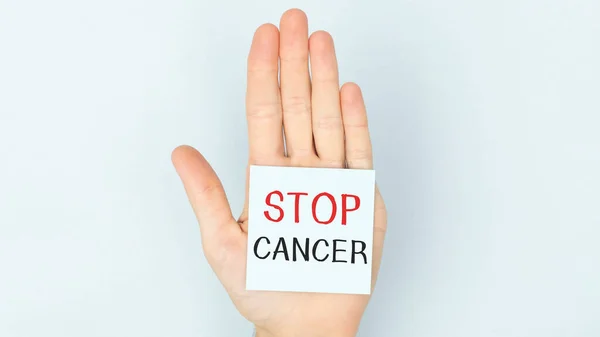 코트와 분홍색 장갑을 Stop Cancer 카드를 의사가 보인다 의학적 — 스톡 사진