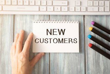 Yeni müşteriler metin kavramı ahşap arkaplan üzerinde izole