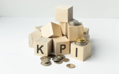 Kısaltma KPI - anahtar performans göstergesi. Beyaz arkaplanda izole edilmiş harfleri olan tahta küpler ve kopya alanı mevcut. İş Konsepti resmi.