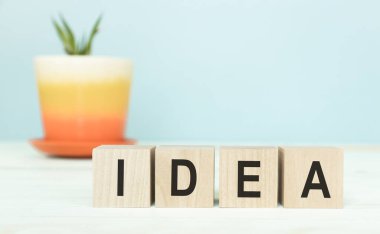 Kelimeleri şansa, kişisel gelişime ve kariyer gelişimine çeviren ya da kavramınızı değiştiren bir tahta küp.