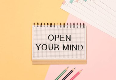 Işık kutusundaki metin: Zihninizi yeni ve yaratıcı düşüncelere açın. Zihnini özgür bırak kuş.