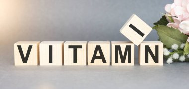 Tahta bloğa yazılmış VITAMIN kelimesi. tıp konsepti