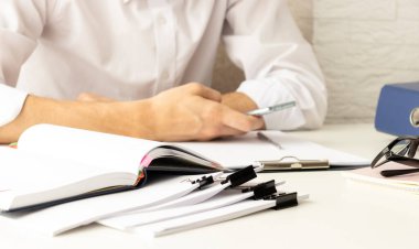 Telefon tutan işadamlarının elleri..