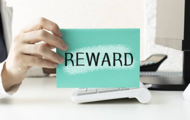 İş adamı cebine içinde REWARD performansı olan bir kart koydu