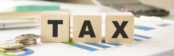 Kockák Szó Tax Egymásra Rakott Érmék Felületen — Stock Fotó