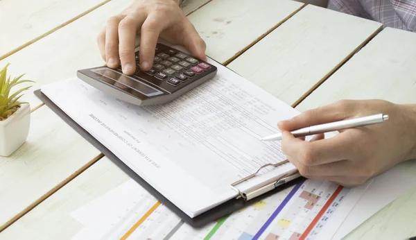 Zakenman Met Rekenmachine Tellen Het Maken Van Notities Bij Hand — Stockfoto