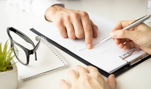 Sluiting Van Een Uitvoerende Hand Die Een Pen Vasthoudt Aangeeft — Stockfoto