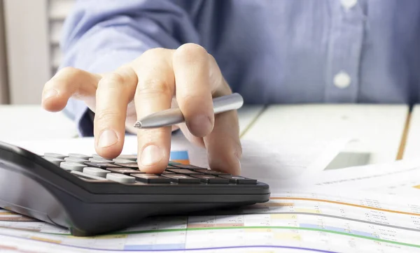 Financiële Gegevens Analyseren Van Handschrift Rekenen Rekenmachine Kantoor Houten Bureau — Stockfoto