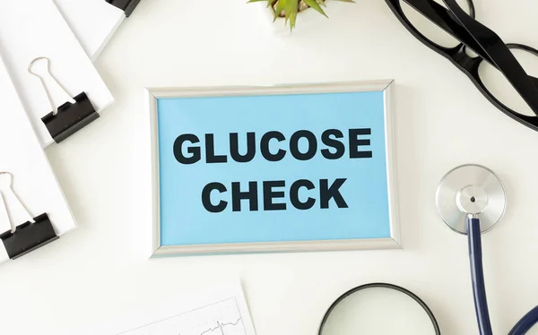 Karta Kontrolou Glukózy Textová Zpráva Izolované Nemocniční Klinice Pozadí — Stock fotografie