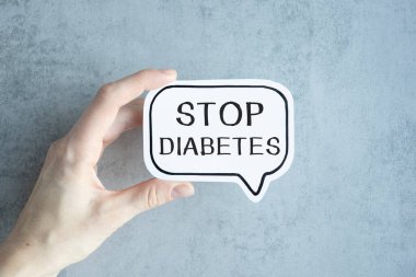 DIABETES DURUN Dijital tableti tutan el