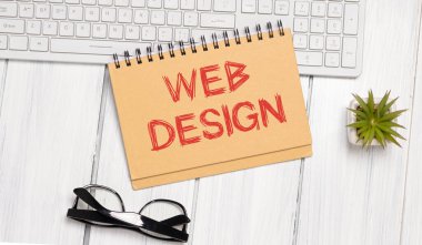 Kahve fincanı ile çalışma alanı, eski ahşap masa üzerinde web tasarımı ile tablet bilgisayar