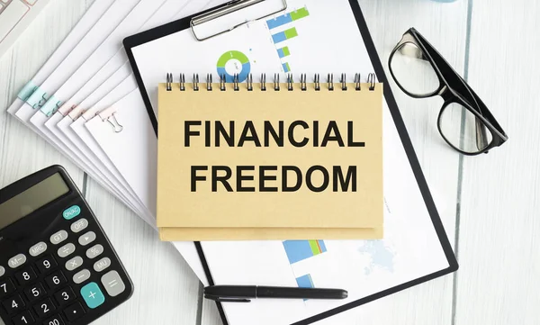 Concepto Negocio Top View Notebook Writing Financial Freedom — Foto de Stock