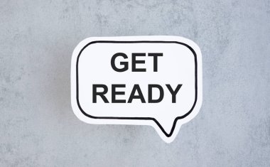 Gri masadaki beyaz kağıda metni hazırla