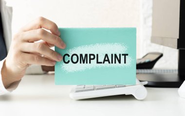 Şikayetler, Ofis Dosyası Tahta Masa 'da. Masaya renkli kalemler, kalem, defter kağıdı.