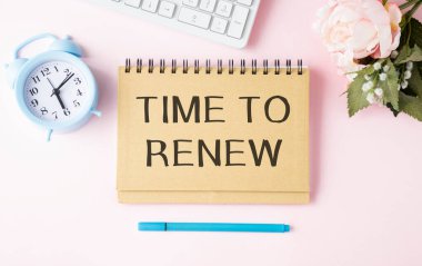 Aydınlık bir arkaplan, gözlük ve kırtasiye yakınında yenilenecek metin zamanını not et.