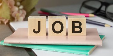 Tahta arka planda tahta küplerle ilgili metin çalışması