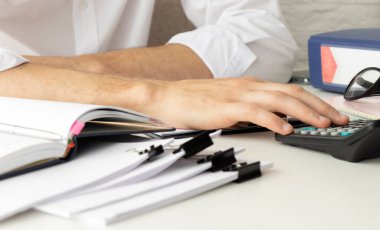 Yetişkin sakallı iş adamı kavramı modern işyerinde büyük iş çözümleri arıyor. Küresel sanal ikon, diyagram ve grafik arayüzleri. Yatay genişlikte, bulanık.