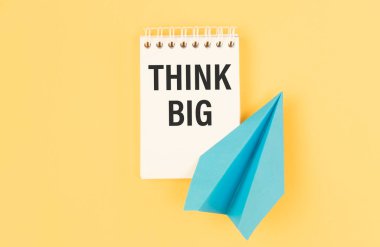 Üzerinde metin olan bir defter. Büyük düşün, iş kavramı.