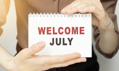 Hoş geldin July. Sabah arkaplanda ayakta duran kahve fincanı konsepti