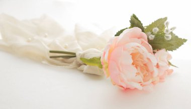 İş adamının elleri, kağıt yığınları halinde çalışmak için kalem tutar, iş raporları için bilgi arar ve modern bir ofisteki bir dizüstü bilgisayar masasında yığınla eksik belge elde edilir.