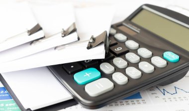 İş konsepti. Farklı belgeler, bozuk paralar, dolar ve hesap makinesi. Beyaz arkaplan.