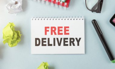 Teslimat konsepti. Kapıdaki halıda karton kutu