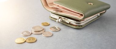 Yapım vinç modelleri, hesap makinesi, masada para birimi cam kavanozlar. Gelecekteki emeklilik için para biriktiriyorum. Ev kredisi oranı. Gayrimenkul geliştirme veya emlak yatırımı