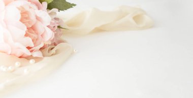 Tuğla duvardaki tek gül beyaza boyanmış.