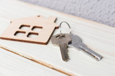 Ofis masasında anahtarları olan küçük bir ev figürü. Üst görünüm