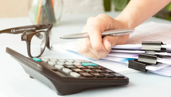 Handen Van Zakenman Houden Pen Voor Het Werk Stapels Papieren — Stockfoto