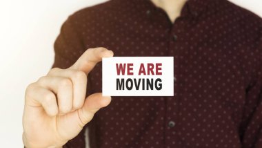 Taşıdığımız mesajın olduğu bir kartı elinde tutan bir iş adamı..